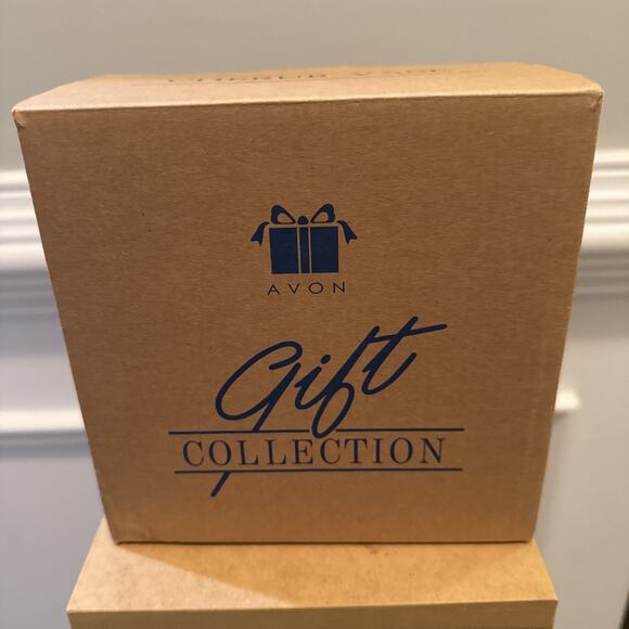 New AVON 2002 Beautiful Vintage Cherub Vase w/ Rose Design Gift Decoration NIB - Picture 4 of 8